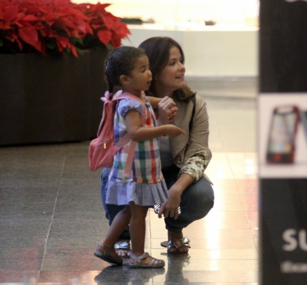Samara Felippo leva a filha para ver o Papai Noel em shopping do Rio (Foto: Marcus Pavão / AgNews)