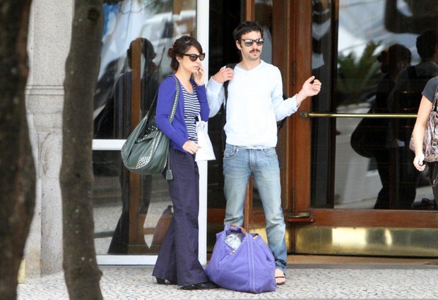 Caio Blat e Maria Ribeiro saindo do Copacabana Palace (Foto: André Freitas / AgNews)