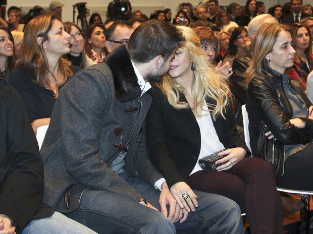 Shakira e Piqué no lançamento do livro do pai do jogador em Barcelona (Foto: Grosby Group)