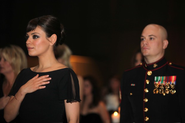 Mila Kunis vai a baile com militar (Foto: Agência Reuters)