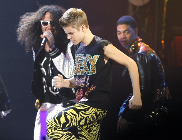 Justin Bieber dança na apresentação do grupo LMFAO no American Music Awards (Foto: Reuters/ Agência)