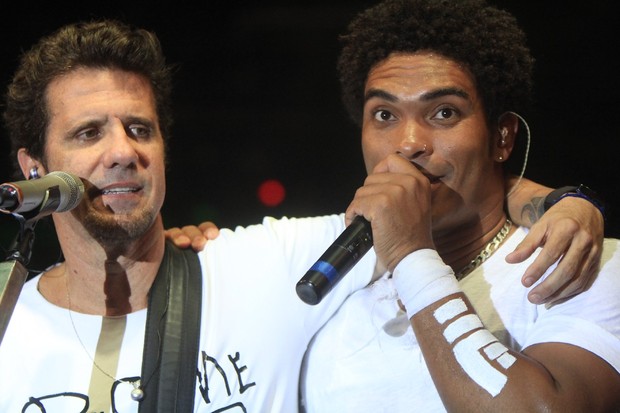 Tuca Fernandes canta com Denny, da Timbalada, no Ensaio do Harém, em Salvador na Bahia (Foto: Fred Pontes/ Divulgação)