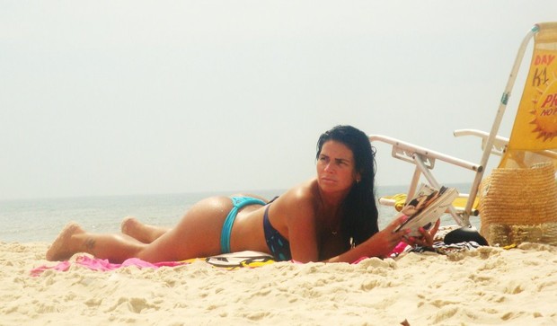 Solange Gomes na praia no RJ (Foto: Delson Silva/AgNews)