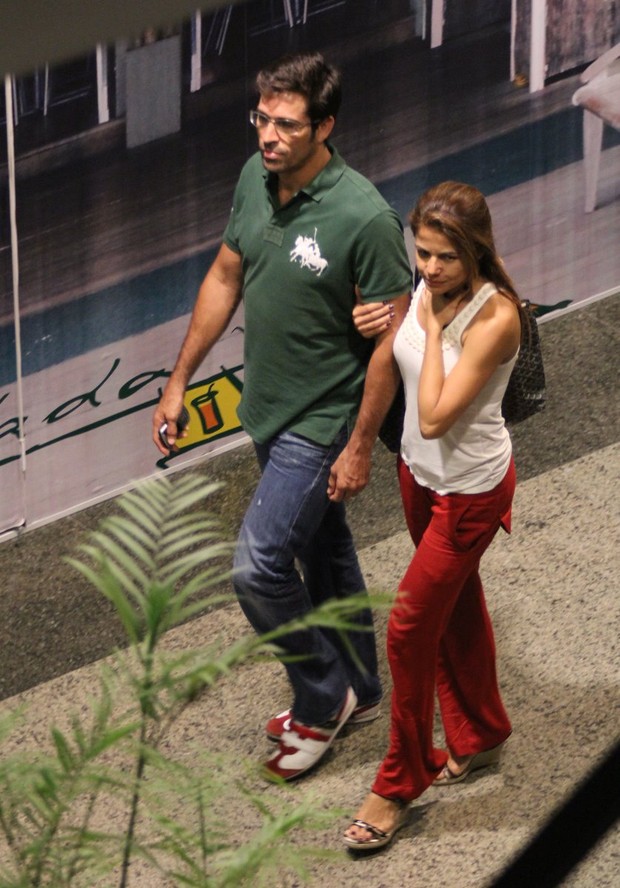 Nívea Stelmann vai com o namorado Sanzio Gontijo Bernardes ao cinema no Rio (Foto: Marcus Pavão/ Ag. News)