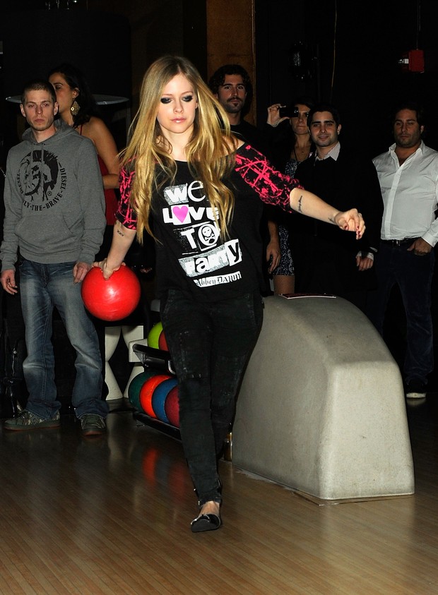 Avril Lavigne joga boliche em Nova York, nos Estados Unidos (Foto: Getty Images/ Agência)