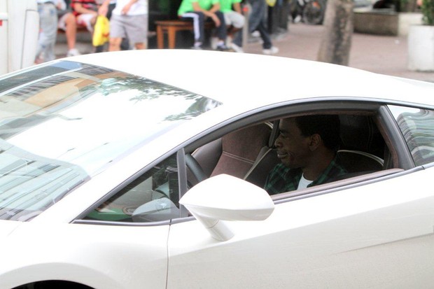 Seu Jorge passeia com seu carrão de janelas abertas (Foto: André Freitas / AgNews)