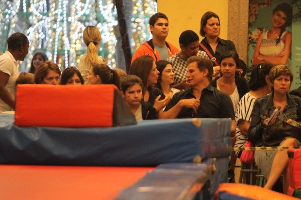 Claudia Raia e Edson Celulari assistem apresentação da filha (Foto: Delson Silva / Ag News)