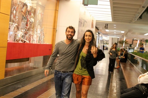 Marcelo Faria janta com a mulher Camila Lucciola em shopping na Zona Sul do Rio (Foto: Daniel Delmiro/ Ag. News)