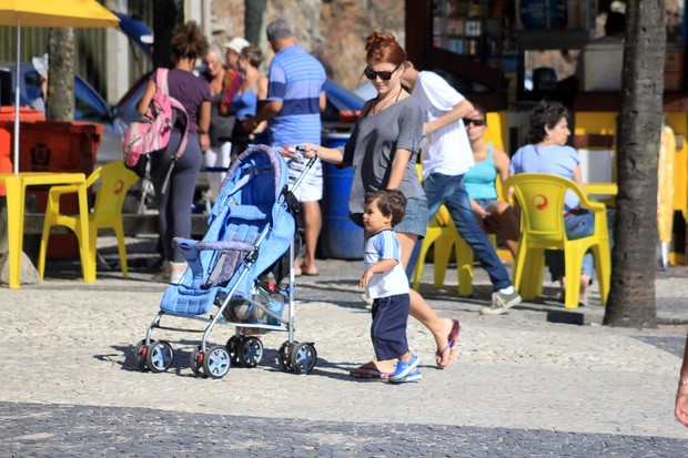 Mariah Rocha passeia com o filho na orla do Rio (Foto: Rodrigo dos Anjos / AgNews)