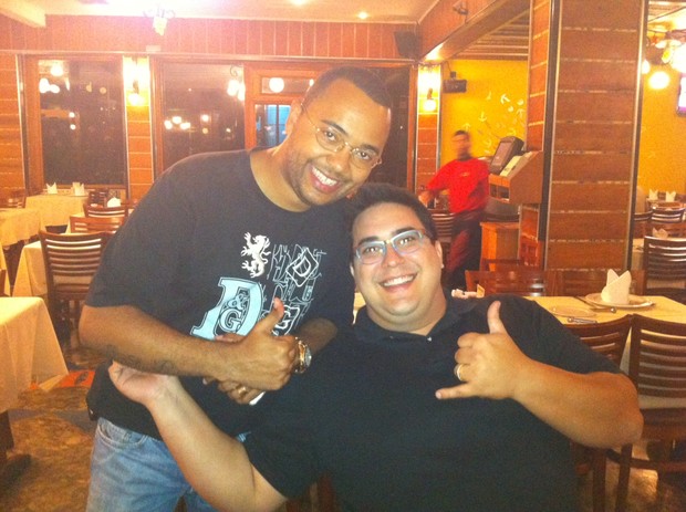 Dudu Nobre e André Marques em uma churrascaria no Rio (Foto: Twitter/ Reprodução)