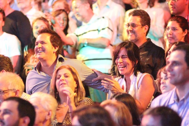 Orlando Morais e Glória Pires assistem a peça no Rio (Foto: Fausto Candelária/Ag. News)