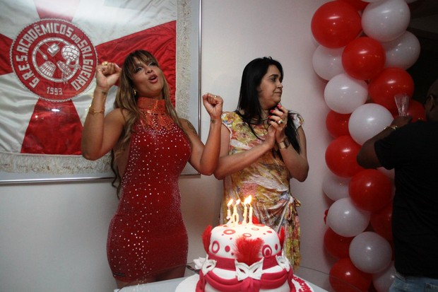 Milena Nogueira comemora o aniversário na quadra do Salgueiro (Foto: Graça Paes/ Divulgação)