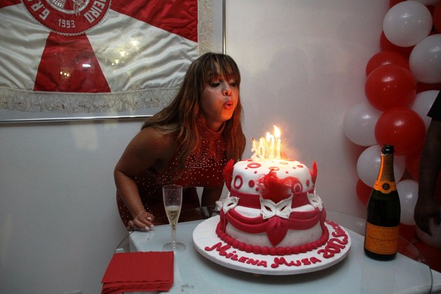 Milena Nogueira comemora o aniversário na quadra do Salgueiro (Foto: Graça Paes/ Divulgação)