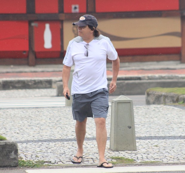 Chitaozinho caminhando pela orla da Barra da Tijuca RJ (Foto: Rodrigo dos Anjos/ Ag.news)