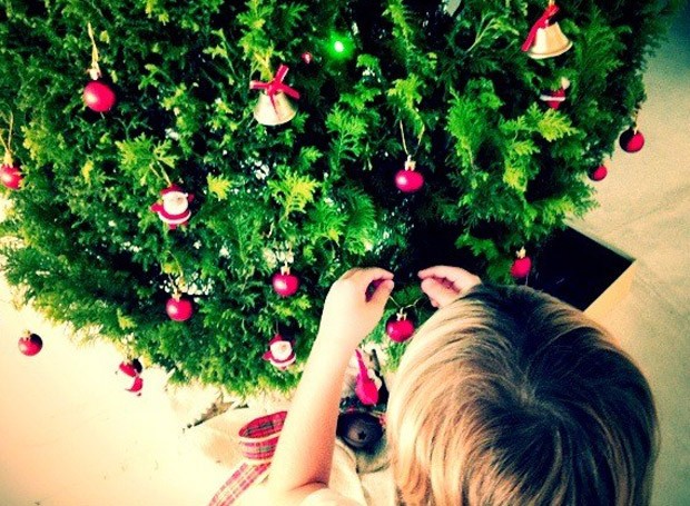 Noah monta a árvore de Natal (Foto: Reprodução/ Twitter)