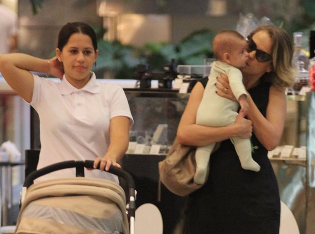 Juliana Silveira passeia no shopping com filho (Foto: Marcus Pavão / AgNews)