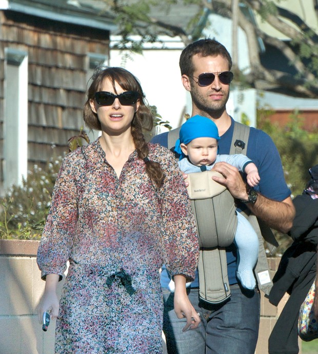 Natalie Portman com o filho, Aleph, e o noivo, Benjamin Millepied (Foto: Brainpix)