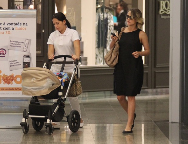 Juliana Silveira passeia no shopping com filho (Foto: Marcus Pavão / AgNews)