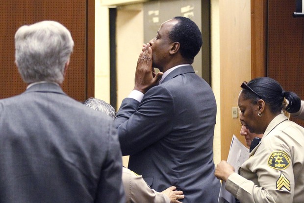 Conrad Murray manda beijinho no tribunal (Foto: Reuters)