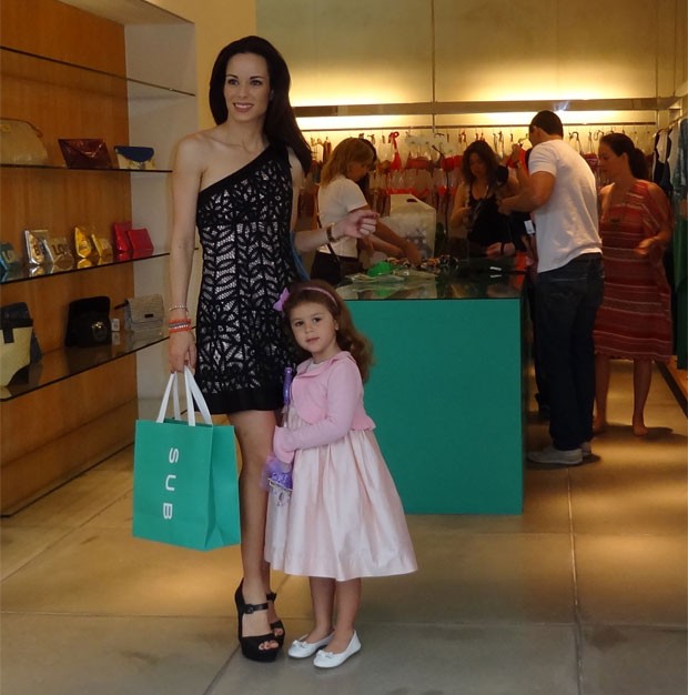 Ana Furtado faz compras com a filha Isabella (Foto: Divulgação)