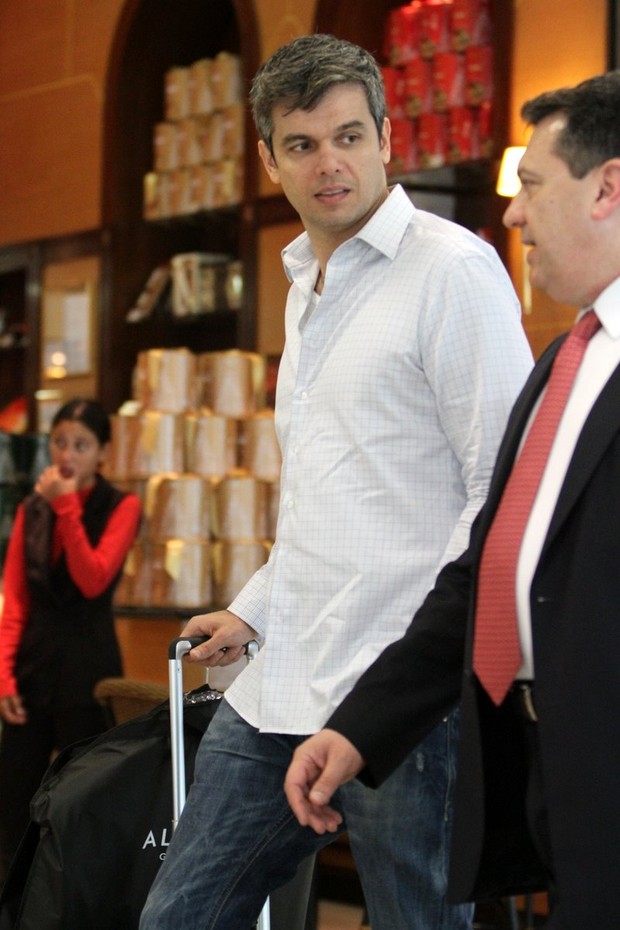 Otaviano Costa circula com alguns cabelos brancos  (Foto: Leotty Jr/AgNews )
