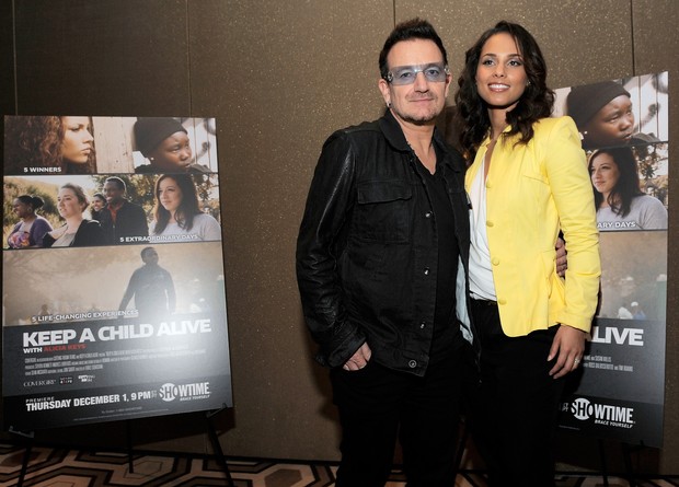 Bono Vox e Alicia Keys na première do documentário 'Keep A Child Alive With Alicia Keys' em Nova York, nos Estados Unidos (Foto: Getty Images/ Agência)