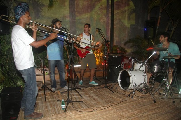 Dudu Azevedo toca com a banda Zunnido no Rio (Foto: Francisco Silva/ Ag. News)