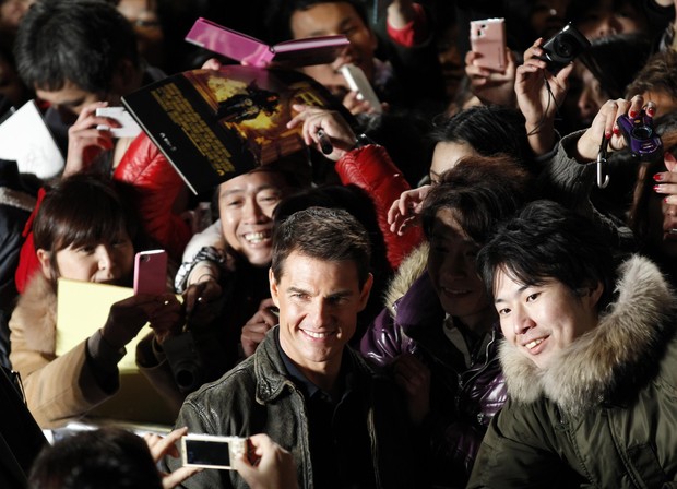 Tom Cruise atende os fãs em Tóquio (Foto: Agência/Reuters)