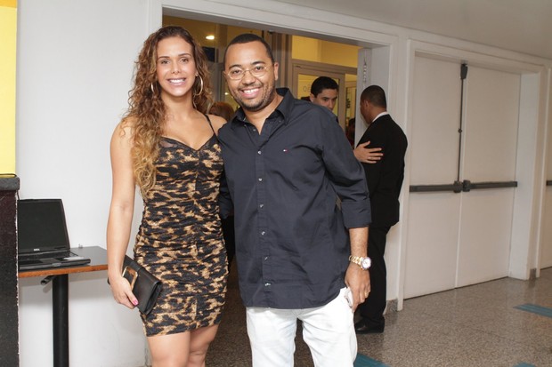 Dudu Nobre e a mulher Priscila Grasso no show do Exaltasamba no Rio (Foto: Raphael Mesquita/ Photo Rio News)