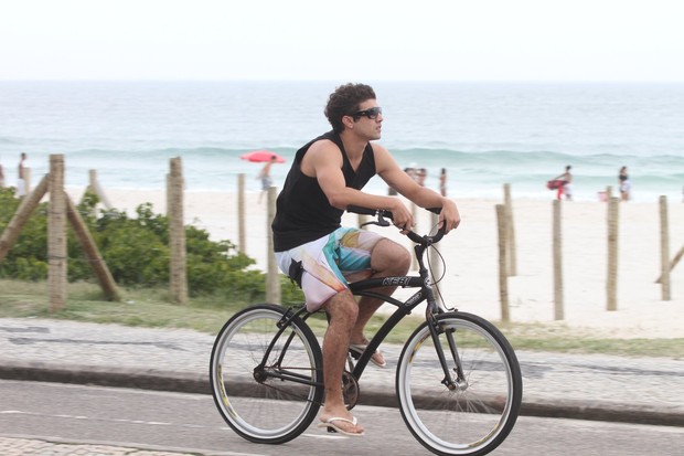 Caio Castro anda de bicicleta (Foto: Dilson Silva/Agnews)