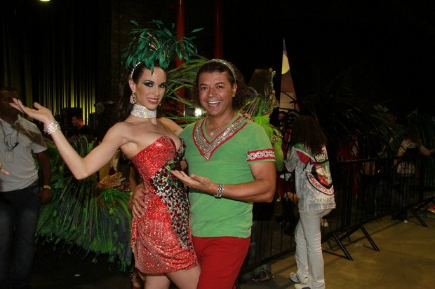 Ana Furtado, rainha de bateria da Grande Rio, e David Brazil na gravação da vinheta de carnaval no Rio (Foto: Isac Luz/ EGO)