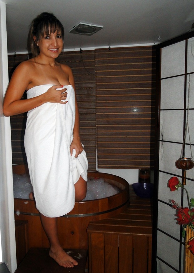 Ex-BBB Natalia em spa no Rio (Foto: Claudia Caroll/ Divulgação)