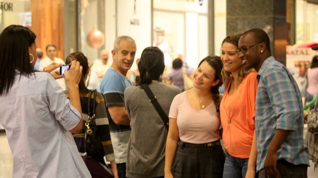 Fernanda Souza e Thiaguinho tiram fotos com fãs no shopping no RJ (Foto: Rodrigo dos Anjos/AgNews)