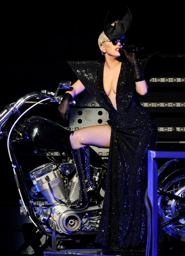 Lady Gaga canta em evento de uma rádio em Los Angeles, nos Estados Unidos (Foto: Getty Images/ Agência)