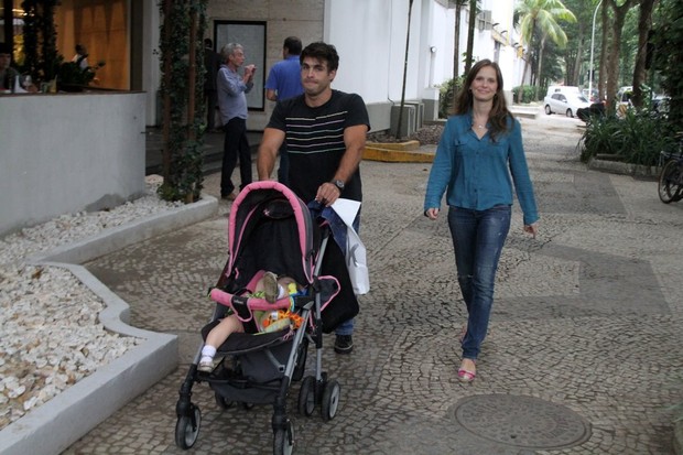 Fernanda Rodrigues e Raoni Carneiro passeiam em shopping (Foto: Ag. News/Daniel Delmiro)