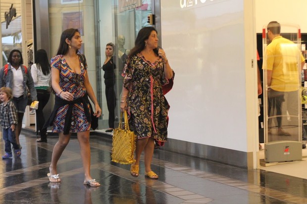 REgina Casé faz compras com a filha (Foto: Ag. News/Daniel Delmiro)