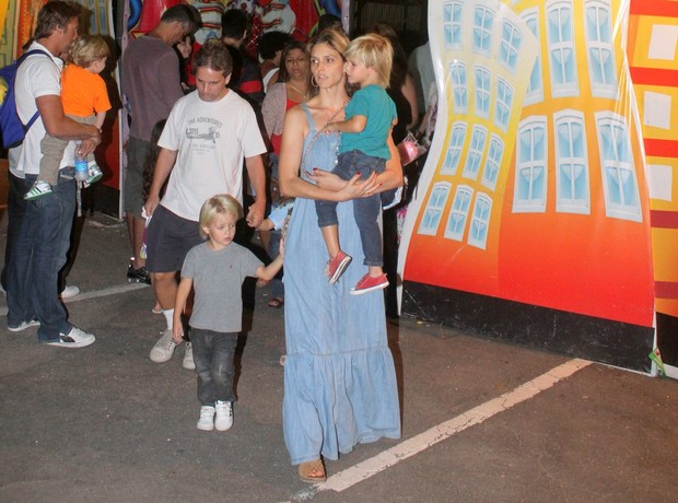 Fernanda Lima com os filhos João e Francisco vão ao circo no Rio (Foto: Delson Silva/ Ag. News)