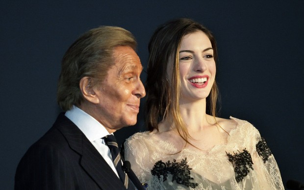 Valentino Garavani e Anne Hathaway (Foto: Reuters/Agência)