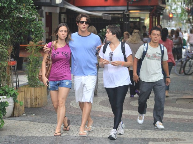 Rômulo Arantes Neto passeia com Maria Pinna e amiga no Leblon (Foto: Rodrigo dos Anjos / AgNews)