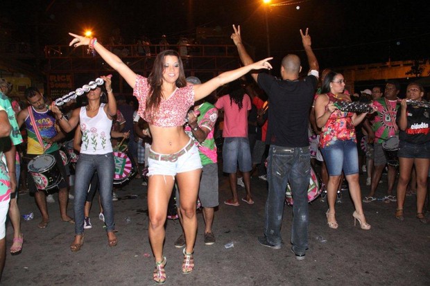 Renata Santos em ensaio de rua da Mangueira, no Rio (Foto: Onofre Veras/ Ag. News)