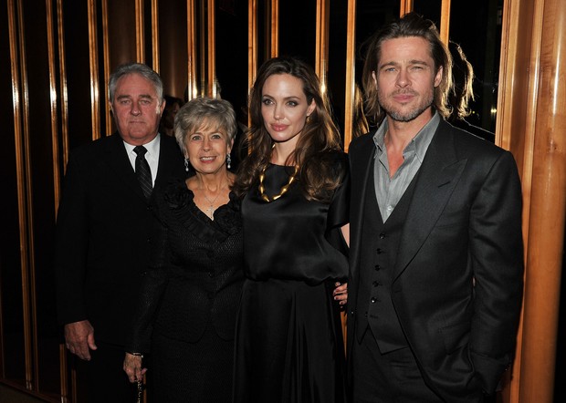 Angelina Jolie, Brad Pitt e seus pais em pré-estreia (Foto: Getty Images)