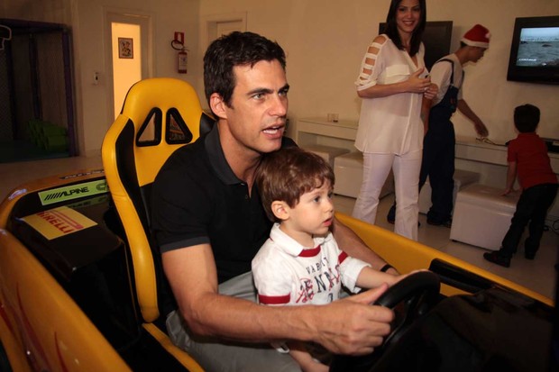 Carlos Casagrande com o filho em festa em São Paulo (Foto: Orlando Oliveira/ Ag. News)
