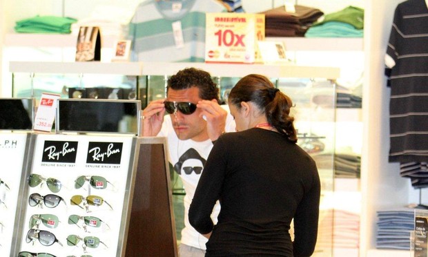 Fred, do Fluminense, escolhe óculos no aeroporto (Foto: Leotty junior/Agnews)