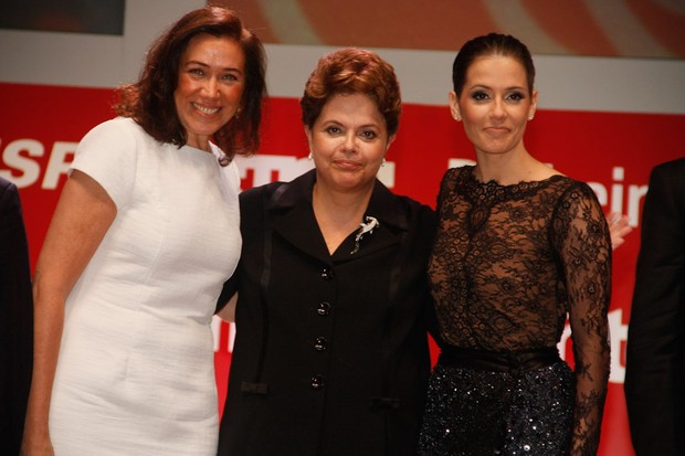 Lilia Cabral, a presidente Dilma Rousseff e Deborah Secco no prêmio ‘Brasileiros do Ano’ em São Paulo (Foto: Amauri Nehn/ Ag.News)