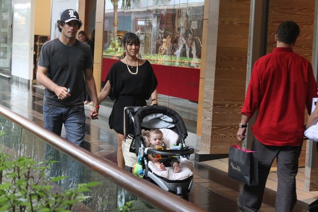 Daniele Suzuki com o filho Kauai e o marido Fábio Novaes em shopping no Rio (Foto: Daniel Delmiro/ Ag. News)