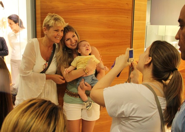 Xuxa com fãs (Foto: Marcus Pavão/Agnews)