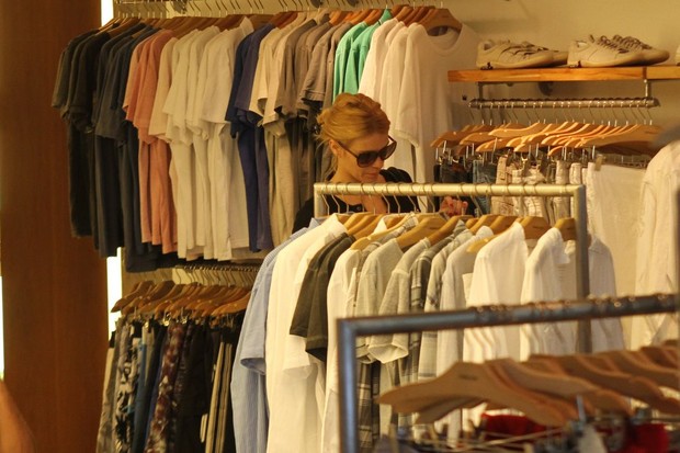 Carolina Dieckmann faz compras (Foto: Daniel Delmiro/AgNews)