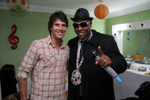 Gustavo Leão e MC Sapão (Foto: Alex Palarea / Ag. News)