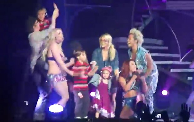 Britney Spears dança no palco com crianças (Foto: YouTube / Reprodução)