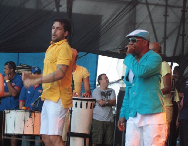 Ex-BBB Diogo dança em show do Psirico (Foto: Francisco Galvão e Roberto Viana/Divulgação)